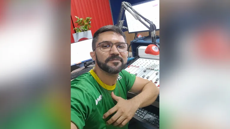 Naldinho Fontenelle, radialista que este ano, completa 14 anos atuando no rádio.