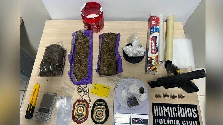 Foram encontrados na residência dois tabletes de maconha, e embalagens com substância semelhante à cocaína. Além disso, também foram apreendidos dois celulares, uma motocicleta e uma pistola calibre 9 mm.