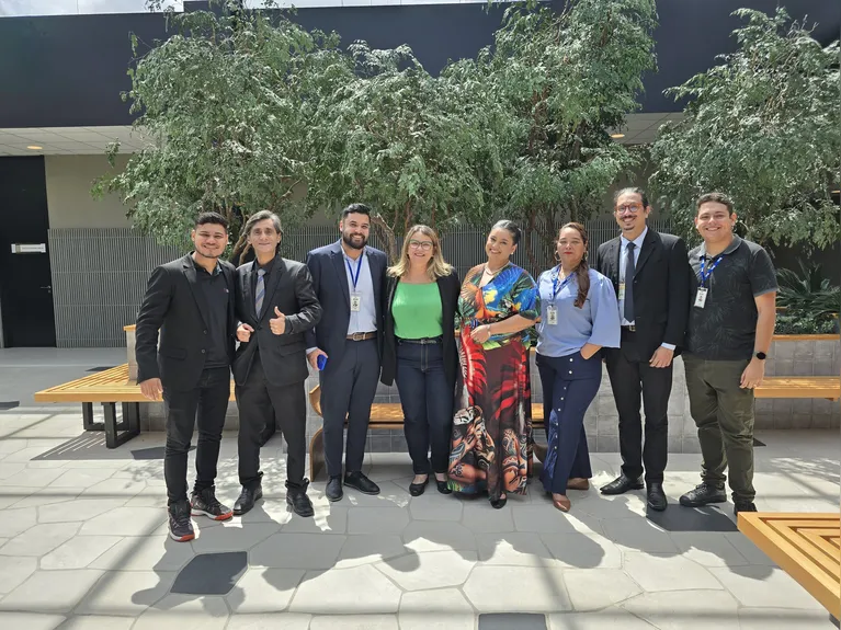 Isa Arnout e Haynna Hálex junto com parte da equipe da Fundação Rádio e TV da Alepa.