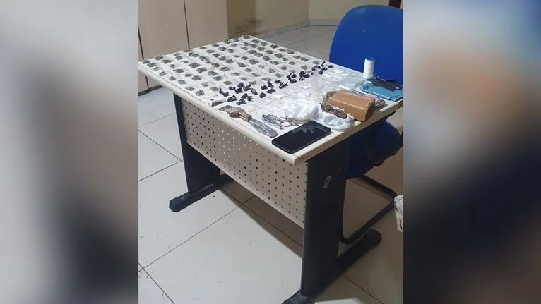 Foram apreendidos 78 invólucros de maconha, 33 de crack, além de barras e pedaços de cocaína e um celular.