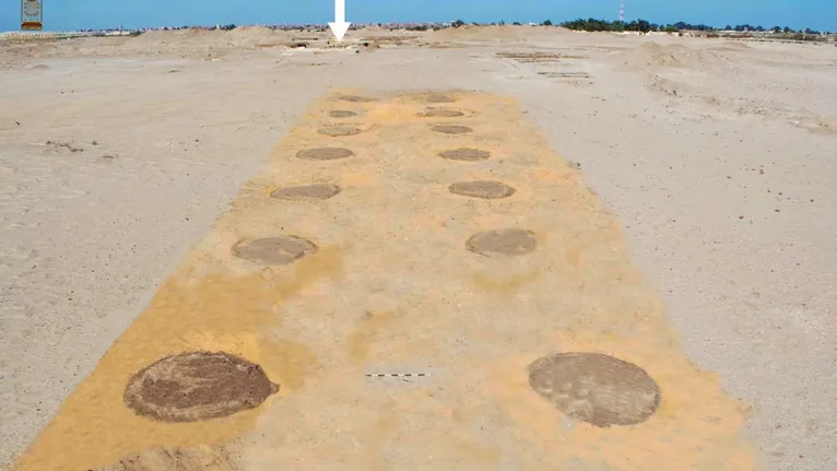 Círculos de argila que supostamente continham árvores que levavam à entrada da fortaleza.