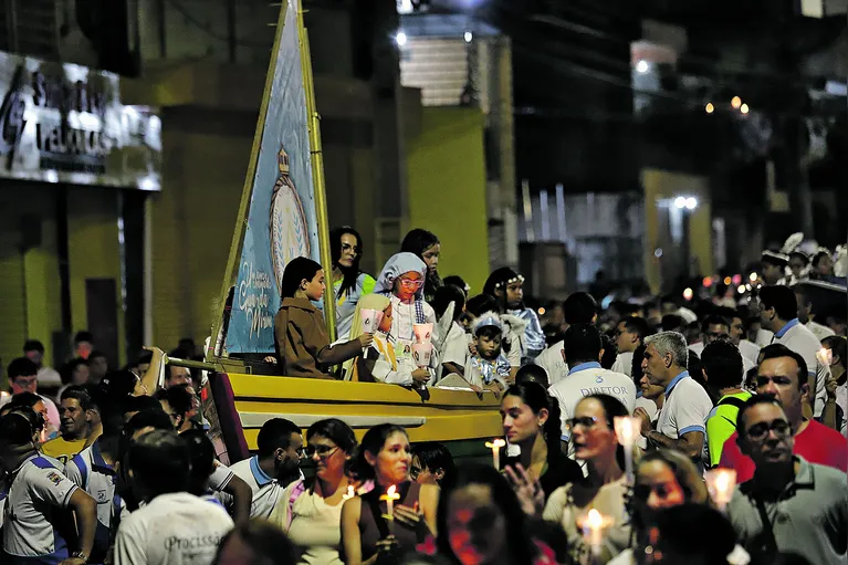 Belem, Pará, Brasil, Cidade. Retranca: PROCISSÃO LUMINOSA – FÁTIMA - . Gancho: a festividade de Nossa Senhora de Fátima segue com programação até amanhã (13), mas hoje (12), dia de Nossa Senhora de Fátima, acontece a Procissão Luminosa ou das velas, que reúne todos os anos, uma multidão de devotos pelas ruas do Bairro de Fátima. Local: Satuário de Fátima - Rua Antônio Barreto - Fátima - Belém. Data: 12/05/2025. Foto: Mauro Ângelo/ Diário do Pará.