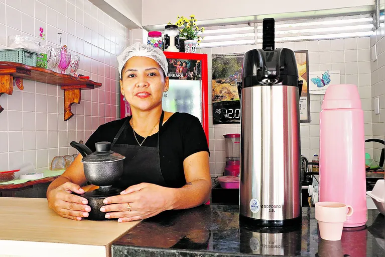 Mirley Paula, de 39 anos, comanda o fogão do Point do Café há cerca de um ano