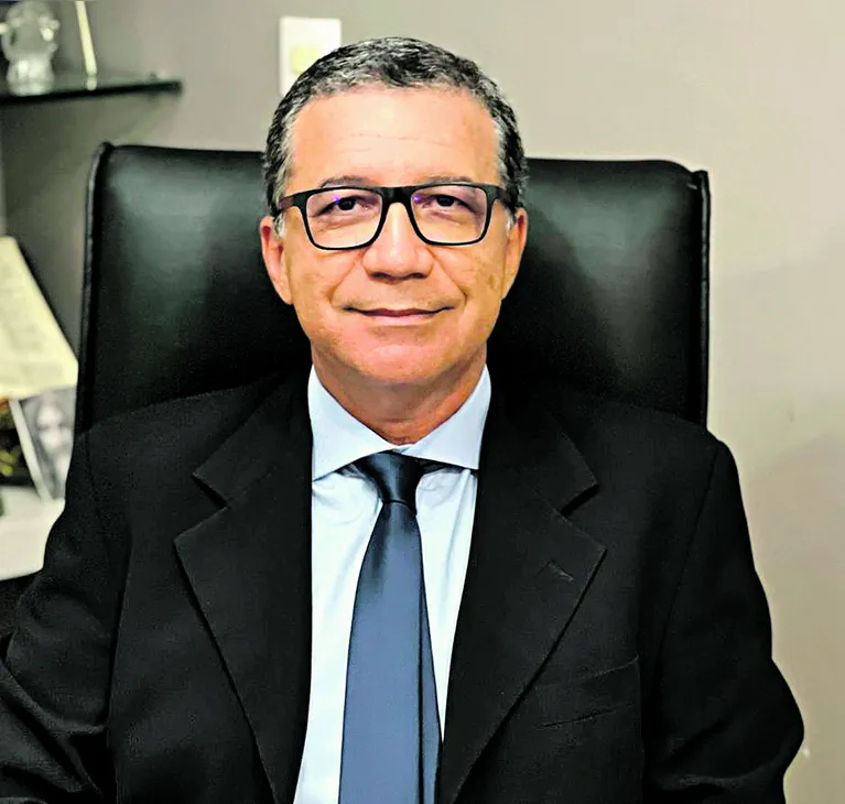 O neurocirurgião José Cláudio Monteiro Rodrigues explica que os sintomas podem incluir dor de cabeça, perdas de visão e de audição, confusão mental e crises convulsivas