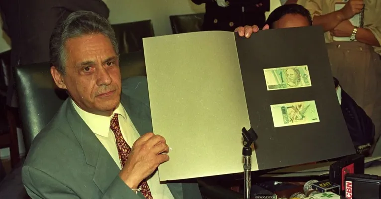 O ministro da época, Fernando Henrique Cardoso, apresentando a cédula de real.