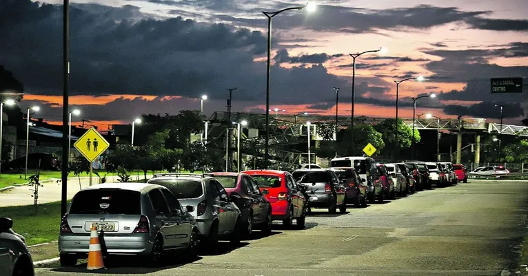 Na noite de ontem, já havia uma fila de carros próximo ao posto