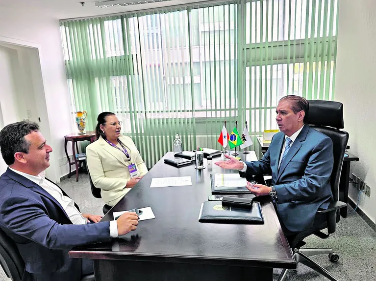 A prefeita de Rio Maria, Márcia Ferreira Lopes, e o vice Francisco Paulo Barros Dias também foram recebidos pelo senador paraense em seu gabinete.