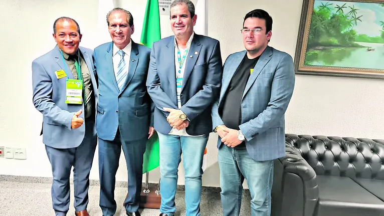 O prefeito de Santana do Araguaia, Eduardo da Machado, e comitiva durante visita a Jader.