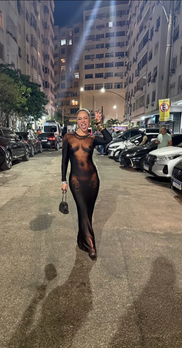 Paolla Oliveira aparece "nua" em show de Lady Gaga; Veja!