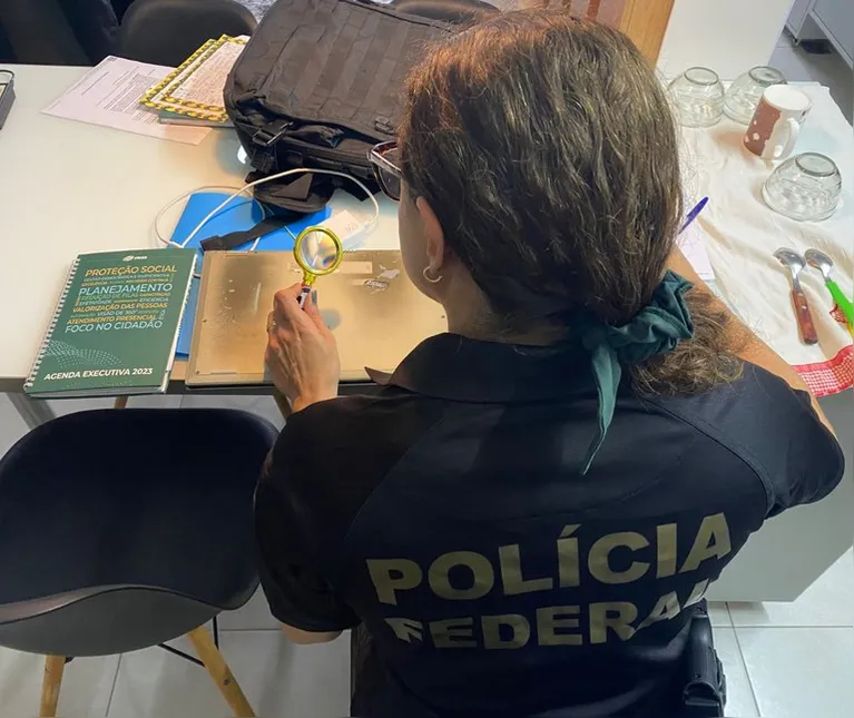 Estão sendo cumpridos cinco mandados de prisão temporária e 16 mandados de busca e apreensão, expedidos pela Justiça Federal de Brasília.