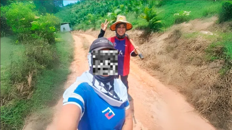 Diana, Naiara e uma outra funcionária da fazenda estavam colhendo açaí