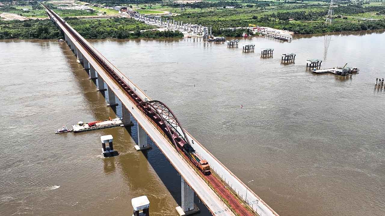 Duas novas pontes estão sendo construídas sobre o rio Tocantins em Marabá, paralela à já existente