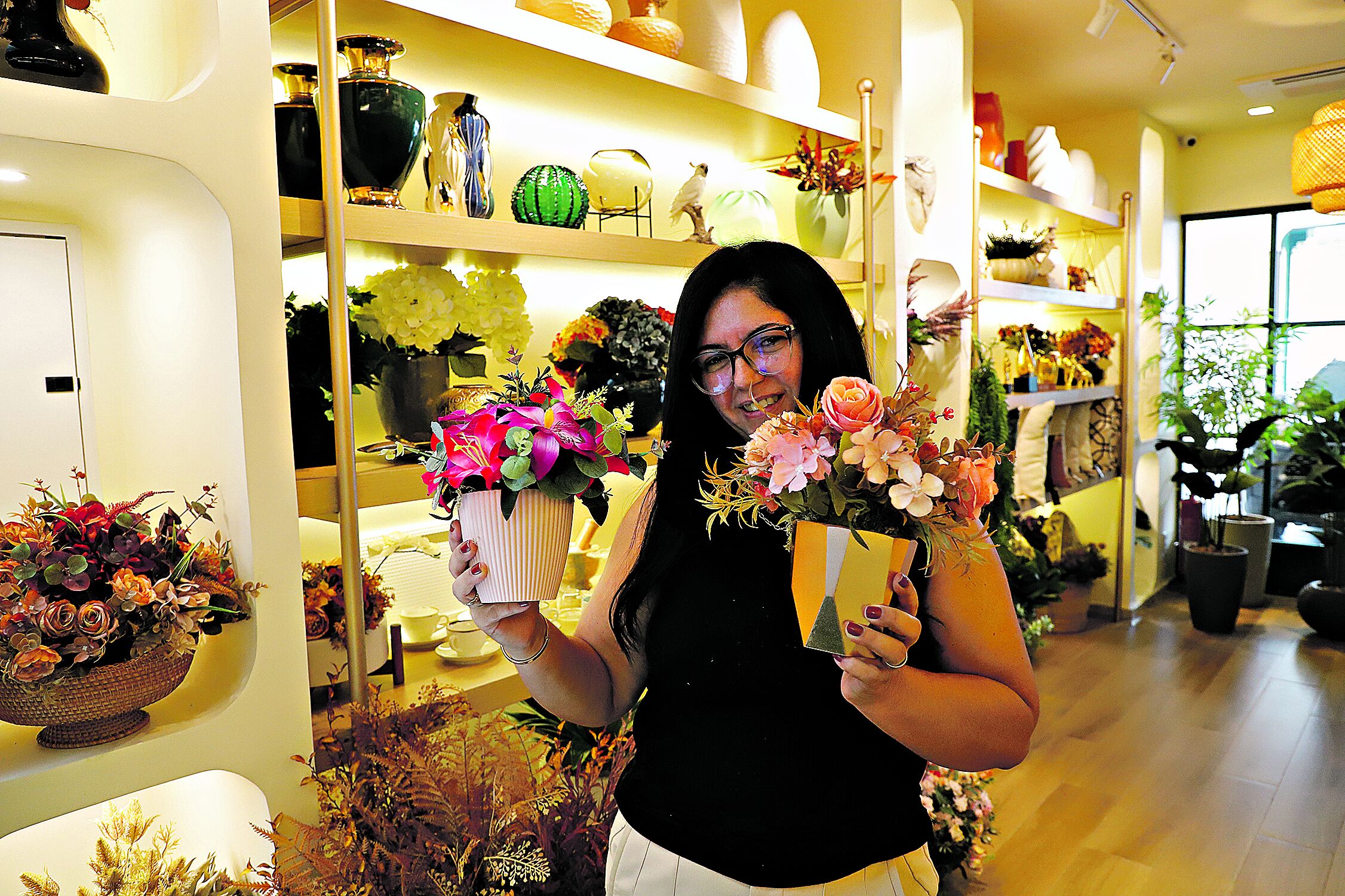 Aureni Souza mostra as opções com flores artificiais.