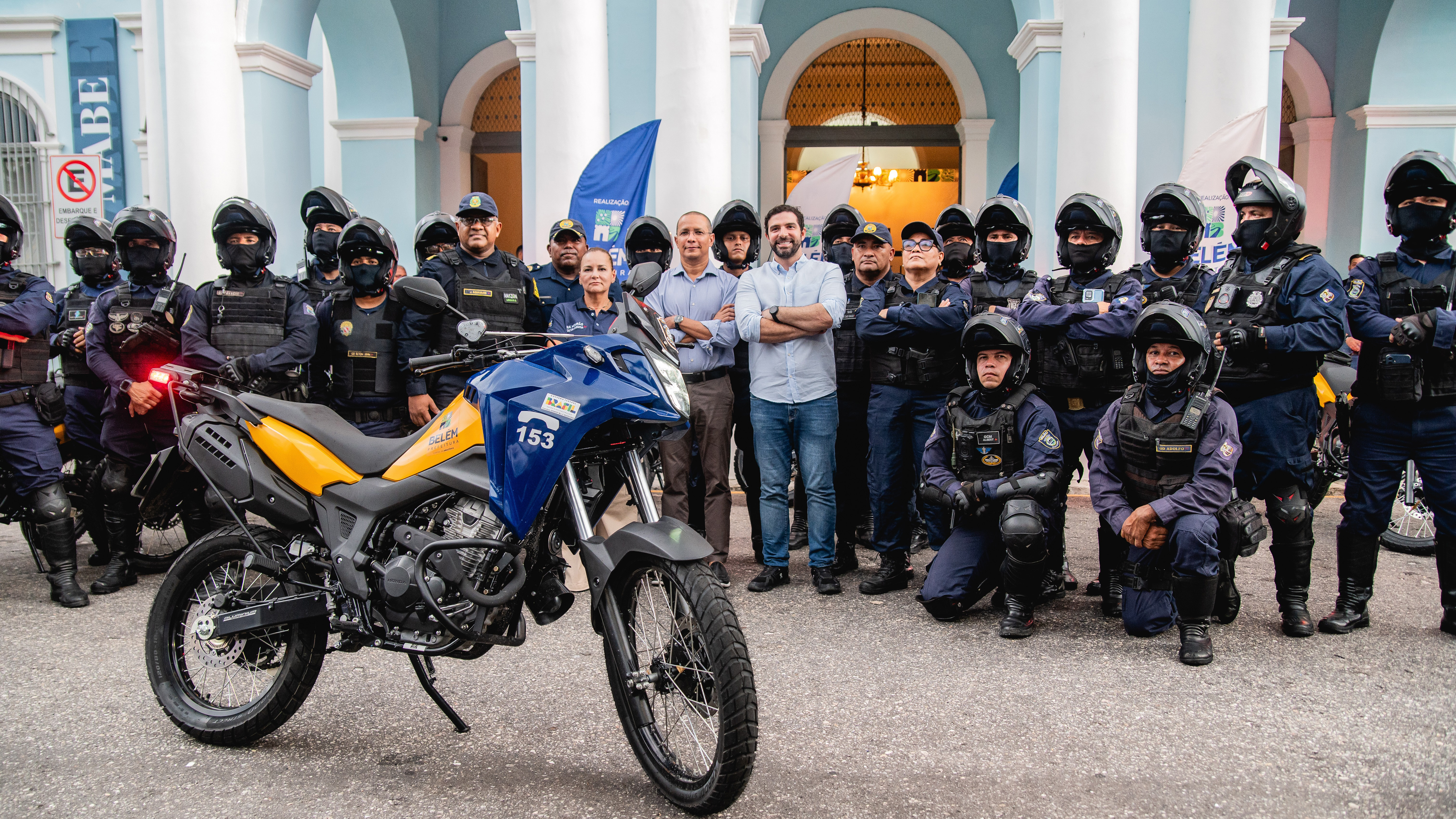 Prefeito Igor Normando junto aos agentes da GMB no ato de entrega das motocicletas