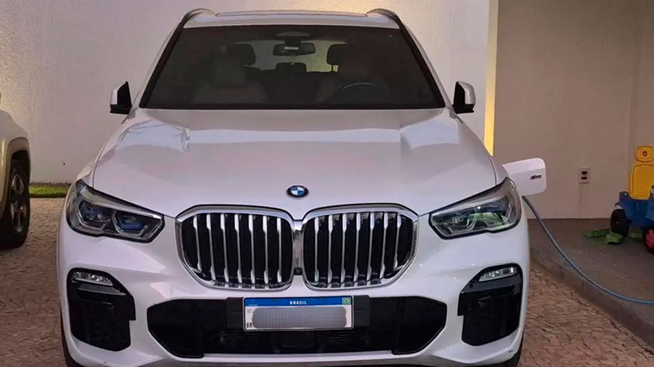 Veículo de luxo também foi apreendido