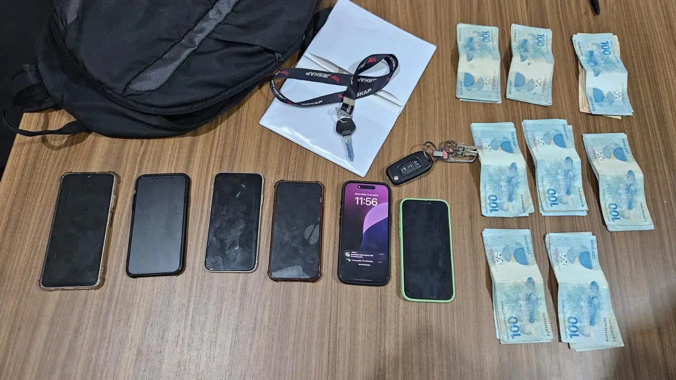 Aparelhos e dinheiro apreendidos com o bando