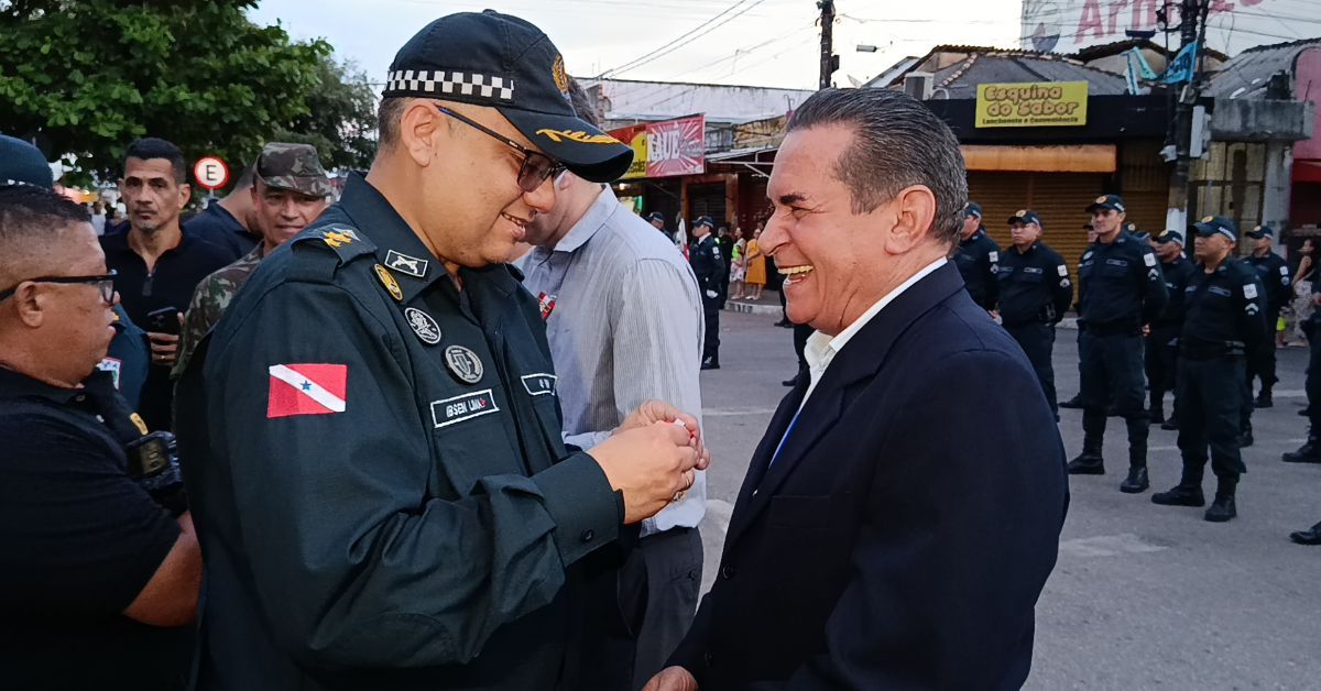 Tenente Coronel Ibsen Lima entrega condecoração ao diretor do grupo RBA Marabá, Inaldo Silva