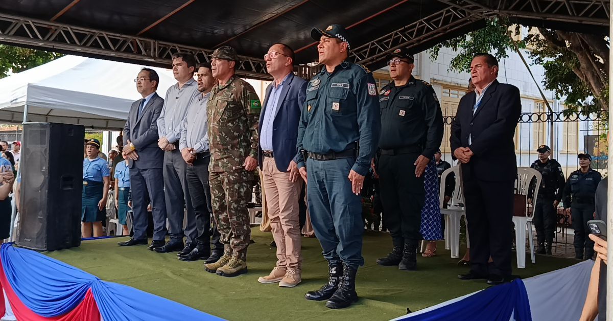 Autoridades civis e militares foram condecoradas durante o evento