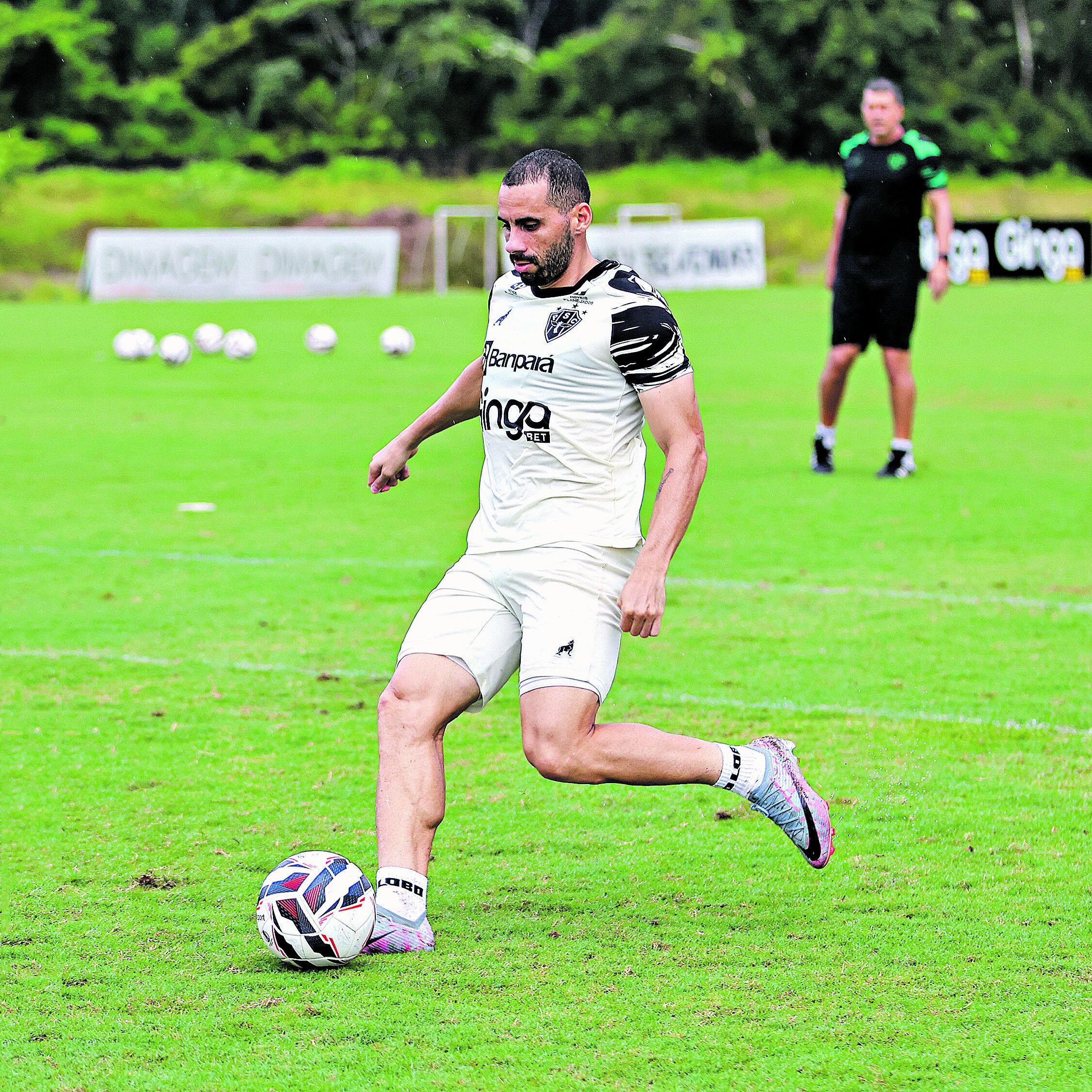O volante vê o time jogando bem, apesar das derrotas em sequência