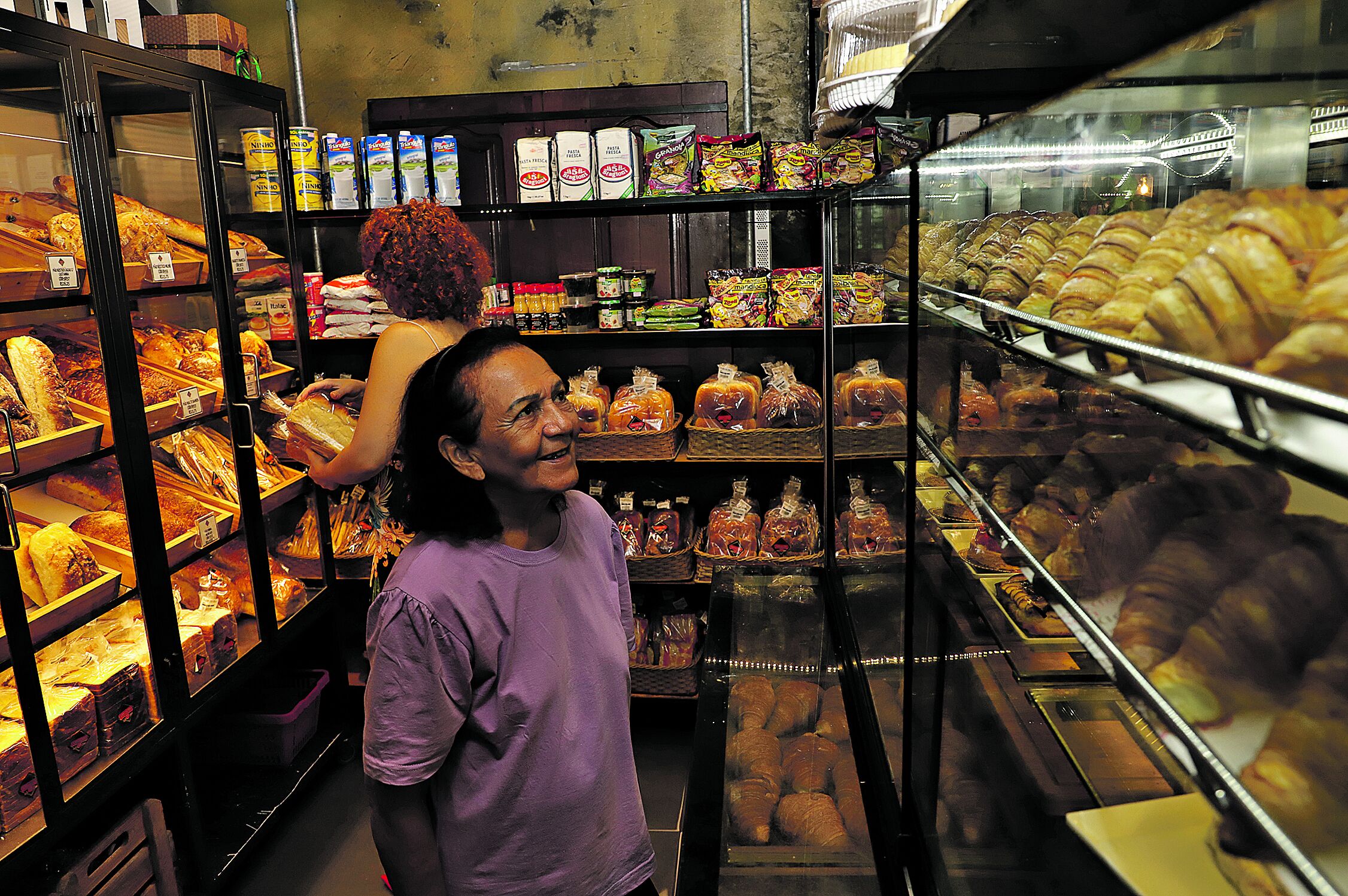 Elma Lisboa, de 79 anos, vai diariamente ao Armazém da 25 comprar pão e fazer o lanche da tarde