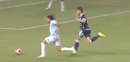 Benítez e Pavani no lance do pênalti.