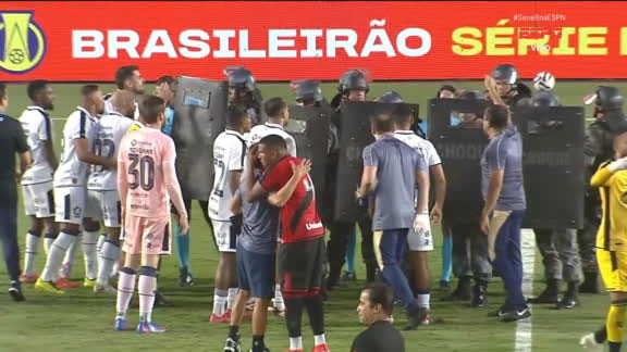 No jogo contra o Atlético-GO, o Remo reclamou bastante da arbitragem
