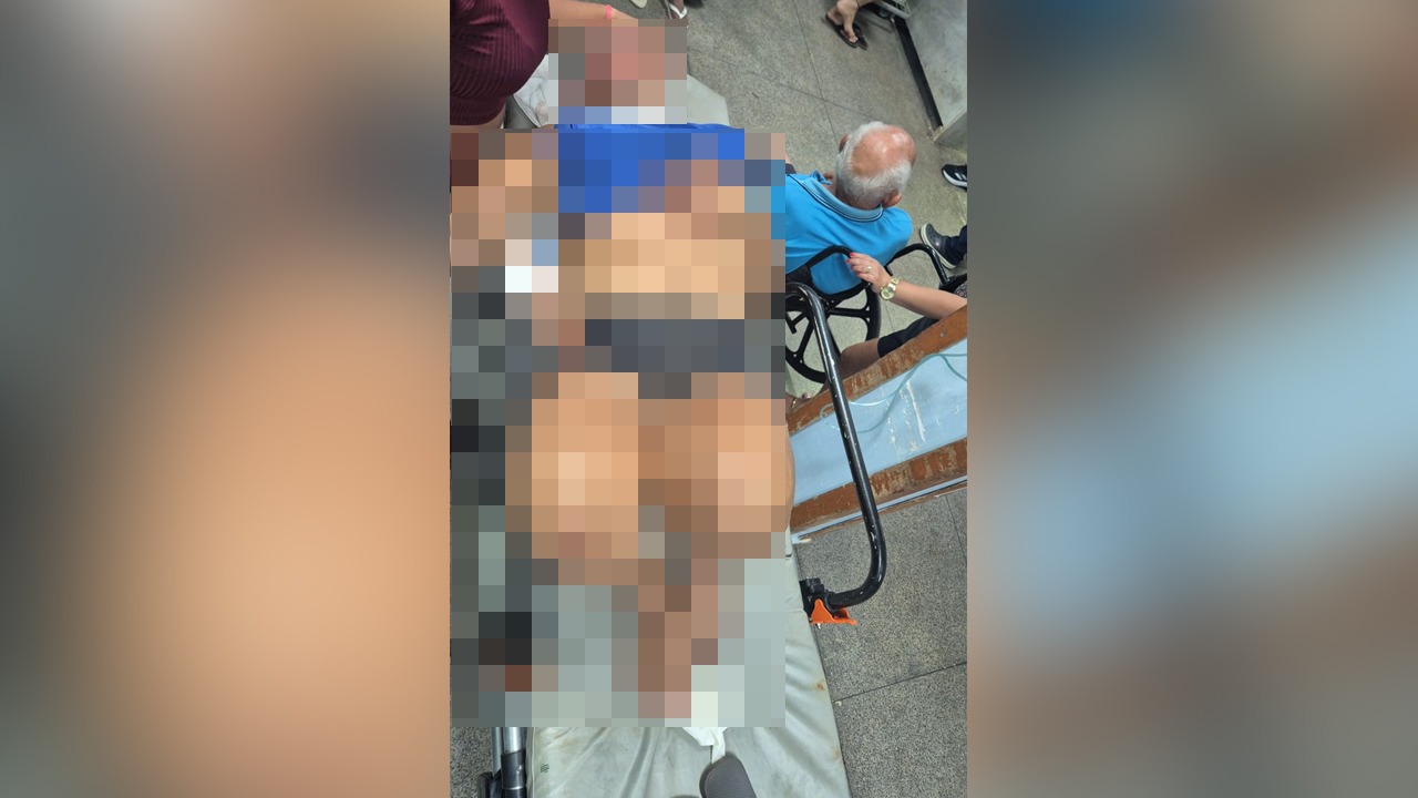 Após a agressão, a vítima desmaiou e a autora fugiu do local, mas foi localizada por policiais militares.