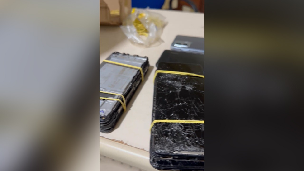 Além dos entorpecentes, foram encontrados dois aparelhos celulares e, ainda, oito carcaças de smartphones.