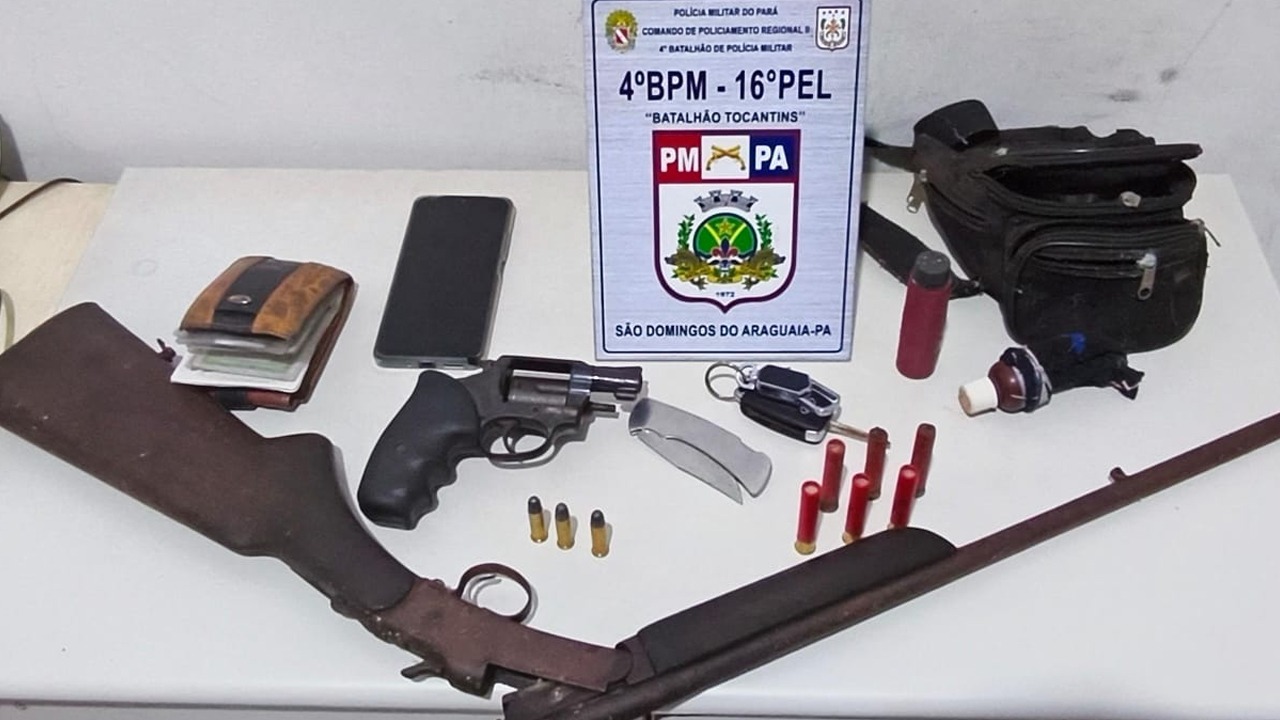 Uma espingarda calibre 36 foi localizada fixada na parede do quarto, com munição e acompanhada de uma bolsa com cinco cartuchos.