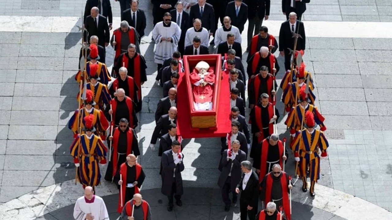 Francisco optou por um caixão de madeira revestido com zinco, descartando o uso do tradicional catafalco e os três caixões interligados usados por papas anteriores.
