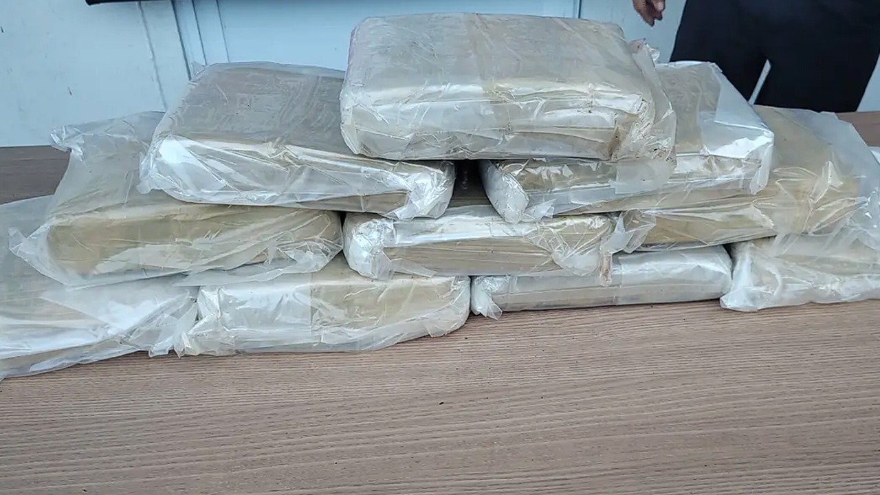 Ao todo, foram apreendidos aproximadamente 10,7 kg do entorpecente.