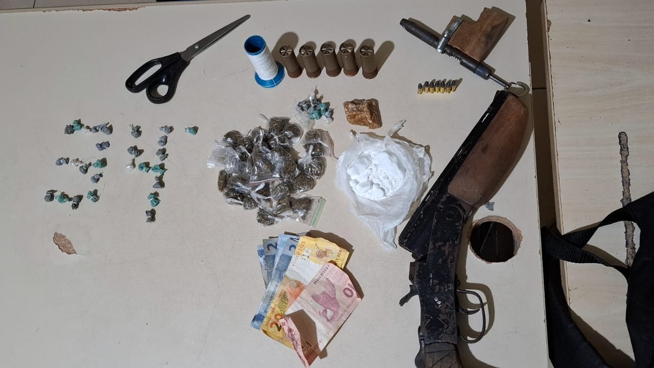 Além de uma espingarda calibre 12 e munição, foram encontrados diversos pacotes de entorpecentes em posse dos suspeitos.