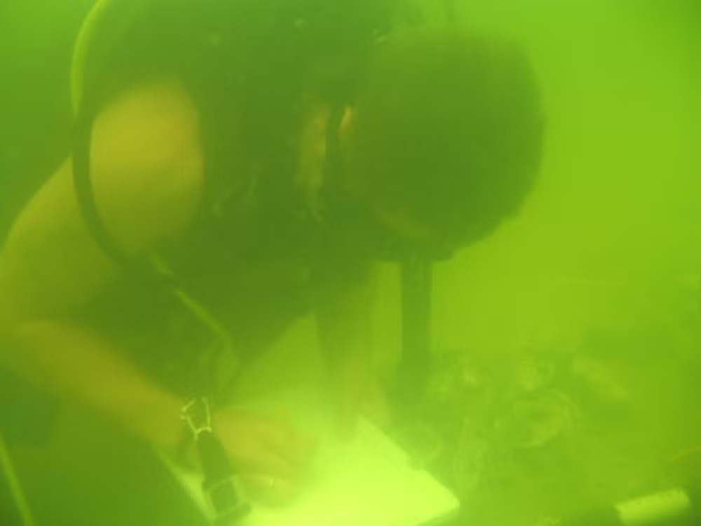 Pesquisador C. Fletcher durante a expedição ao navio Emanuel Point II