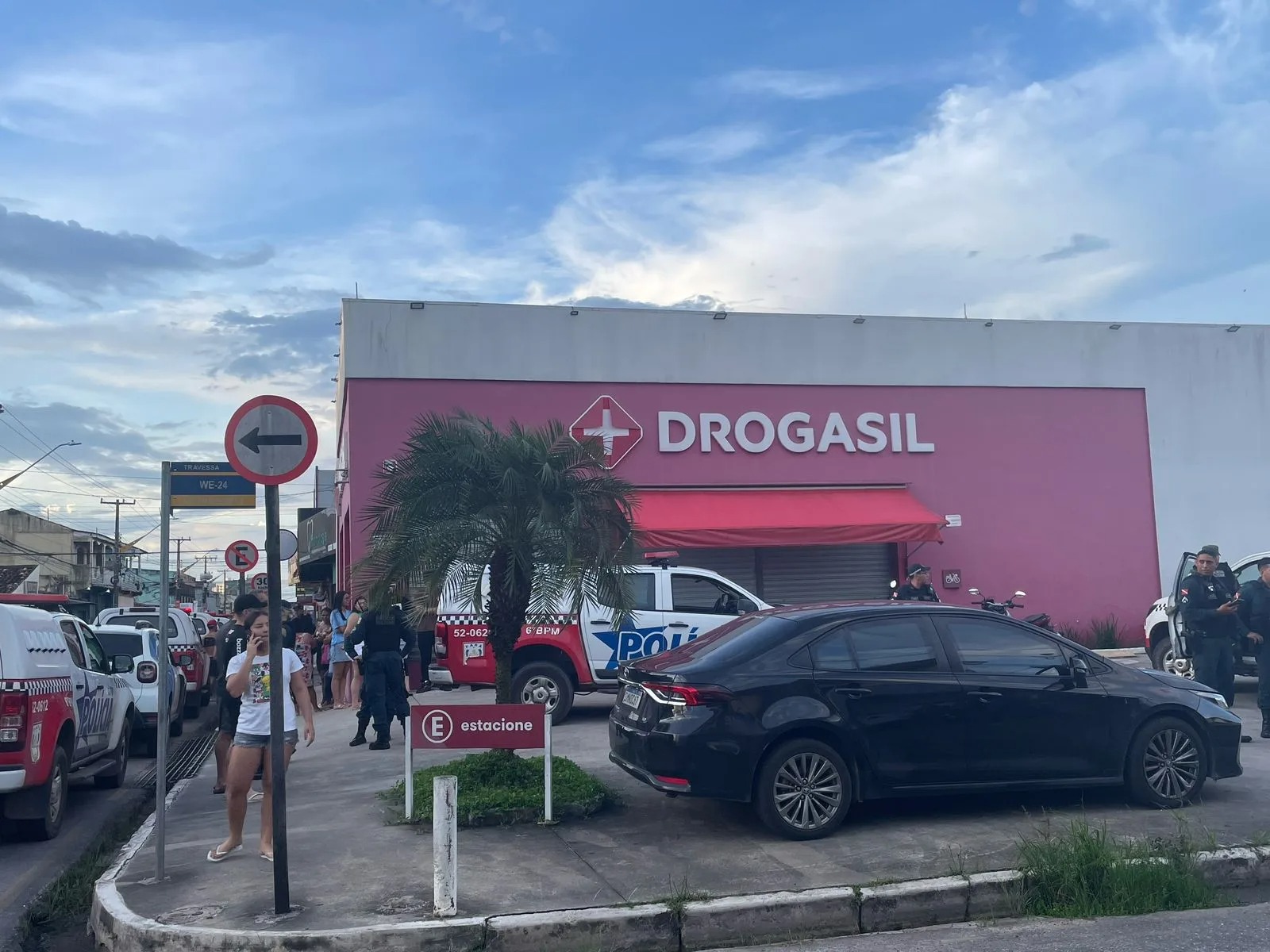 Segundo as testemunhas, o movimento no estabelecimento era baixo devido ao feriado, quando dois homens chegaram de moto.