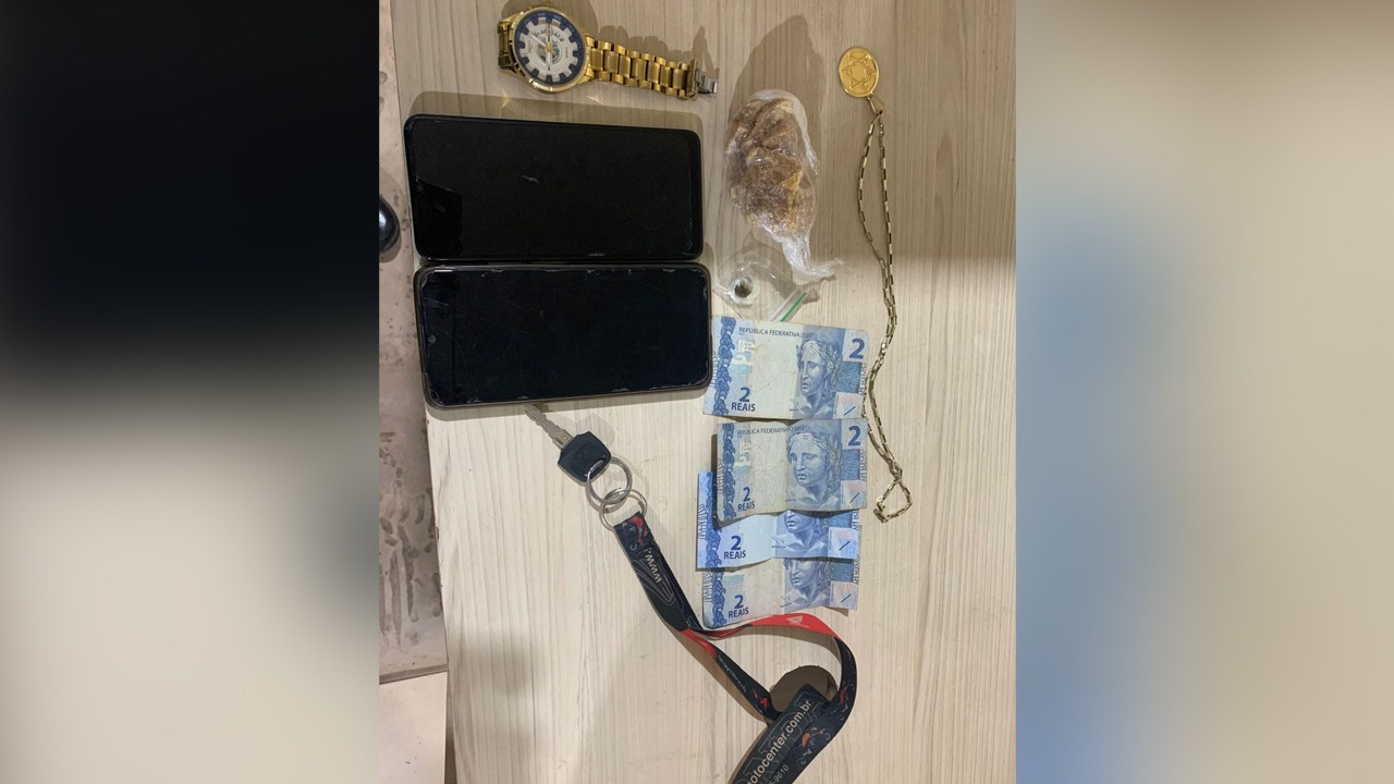 Além dos entorpecentes, foram apreendidos ainda dois aparelhos celulares, uma colar, um relógio em R$ 8 em espécie.
