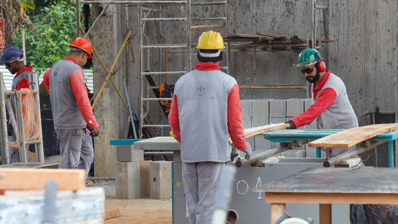 tualmente, cerca de 70 empregos diretos já foram gerados pela obra.
