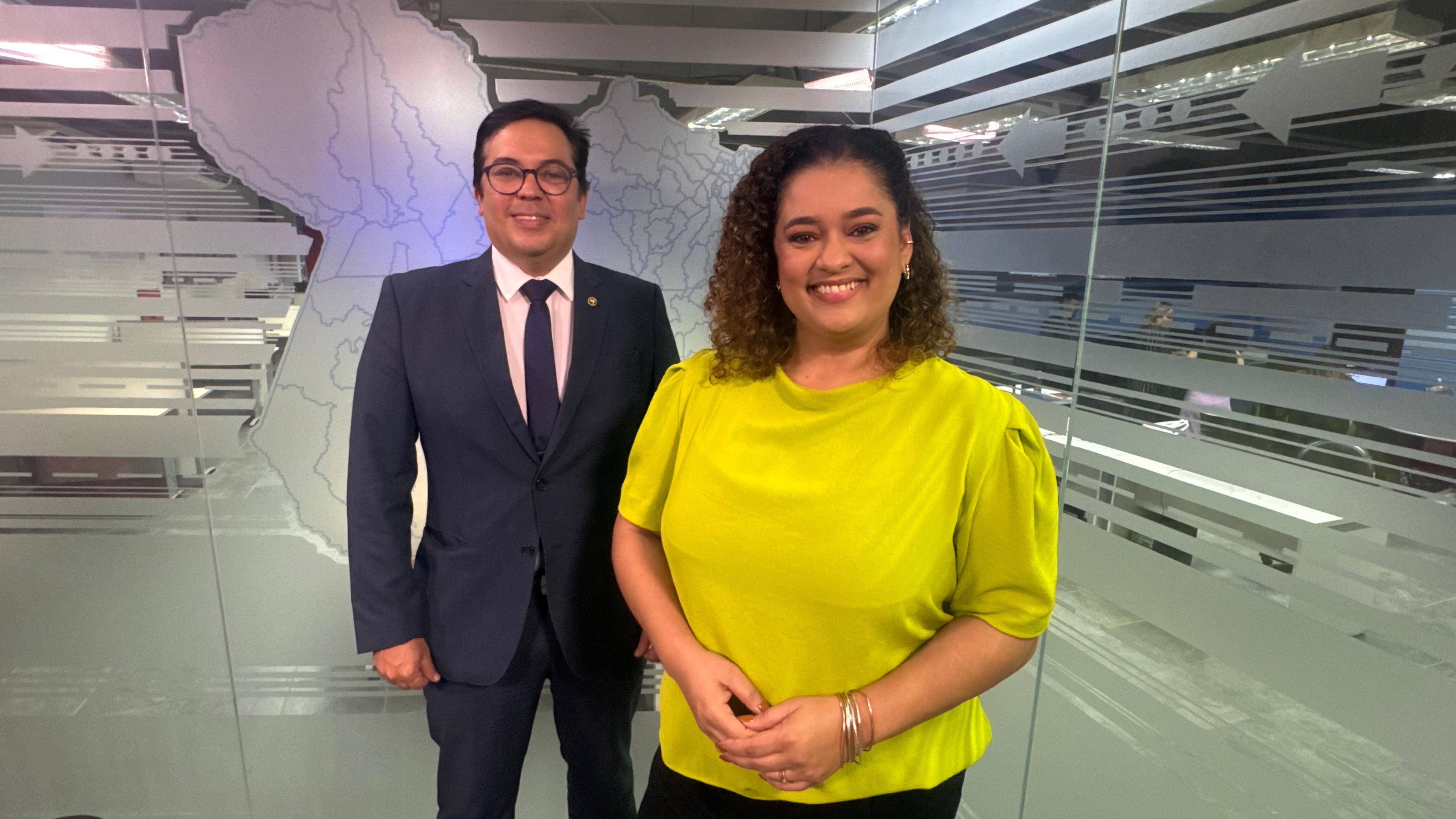 Cássio Bitar e Haynna Hálex no estúdio da RBA TV após gravação do Comando do Consumidor.