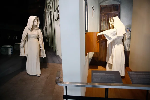 Os bebês eram colocados na roda dos expostos (mecanismo giratório de madeira) e entregue às irmãs.
