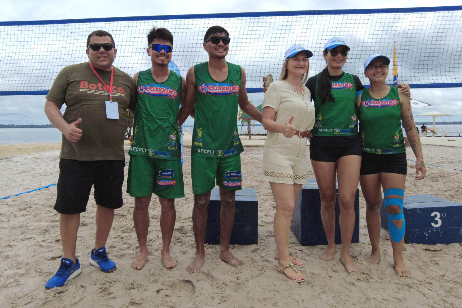 As duplas campeãs no masculino e feminino celebram suas conquistas na Praia do Tucano.