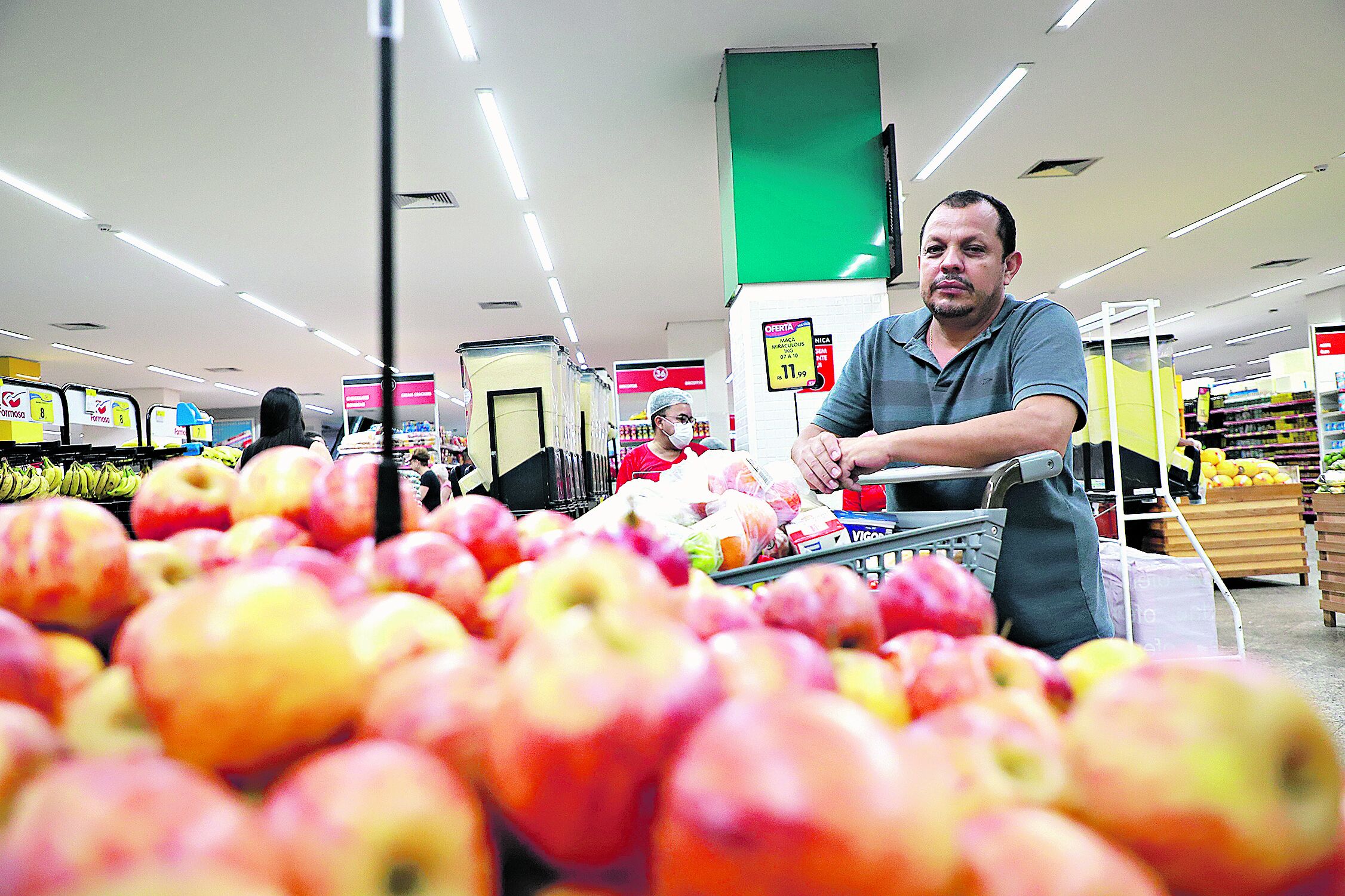 Para o maqueiro Alexandre Monteiro, 48, a ida ao supermercado é feita com foco e planejamento.
