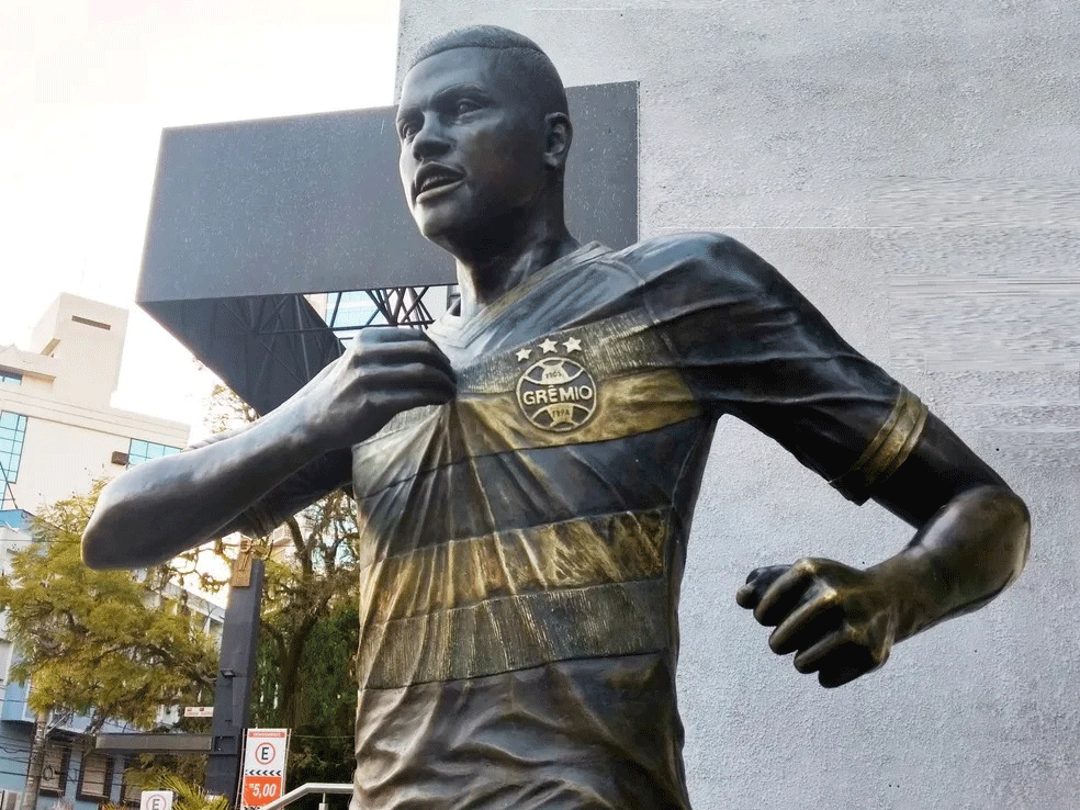 A estátua imortaliza a comeração de um dos gols marcados por Pedro Rocha na decisão da Copa do Brasil de 2016.