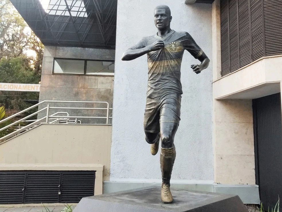 Homenagem foi encomendada pelos pais do jogador para eternizar o momento histórico na conquista da Copa do Brasil de 2016 pelo Grêmio.