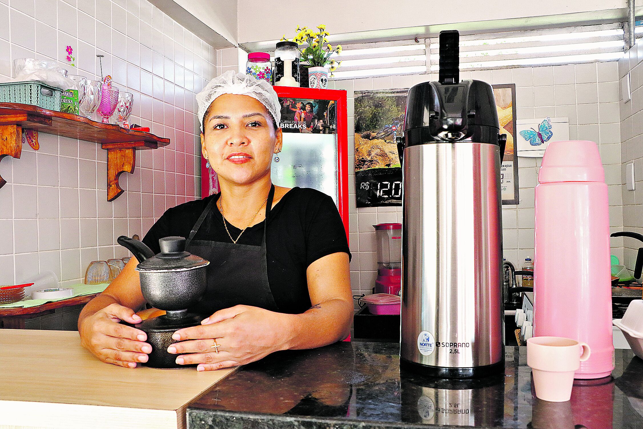 Mirley Paula, de 39 anos, comanda o fogão do Point do Café há cerca de um ano