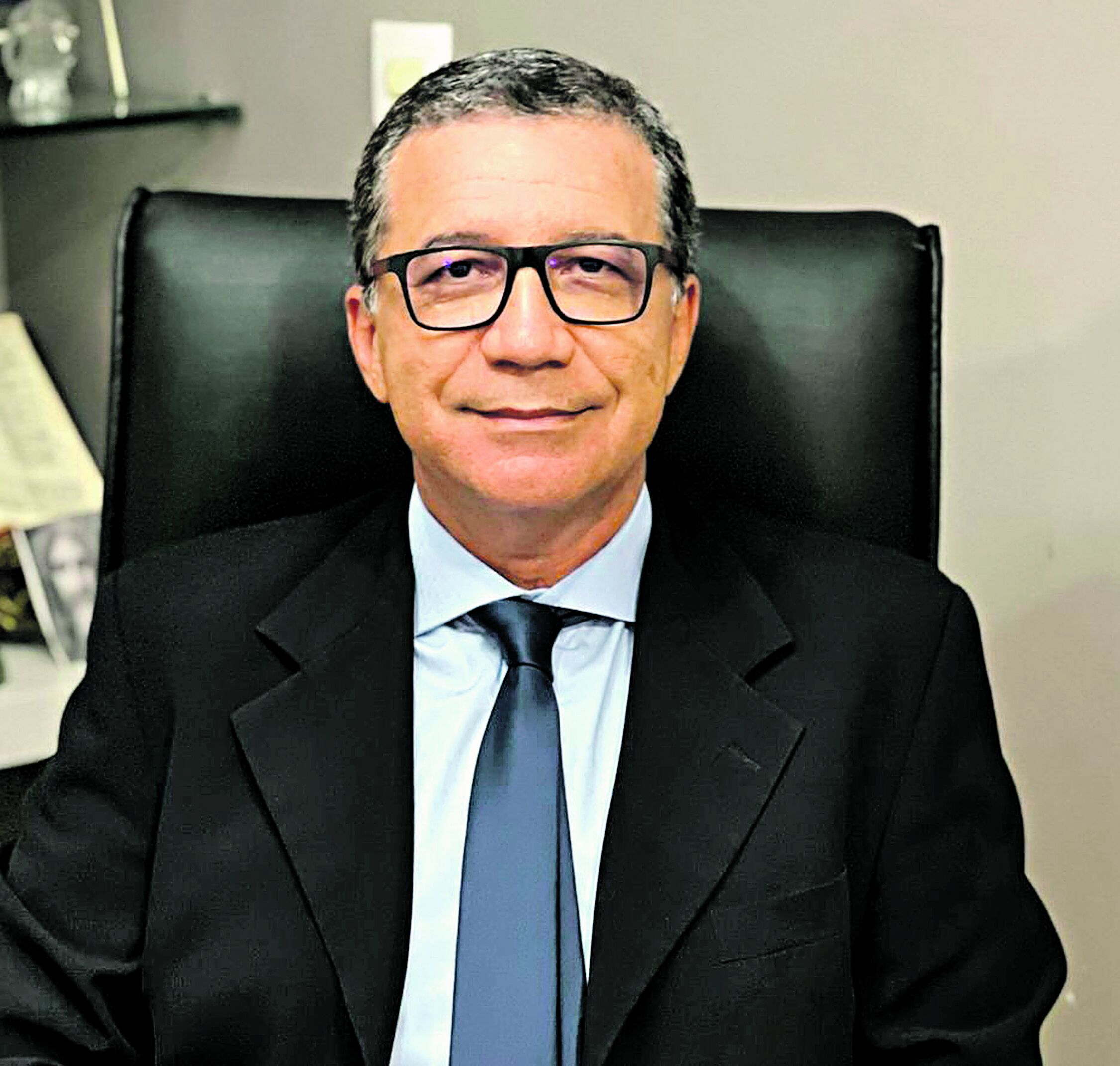 O neurocirurgião José Cláudio Monteiro Rodrigues explica que os sintomas podem incluir dor de cabeça, perdas de visão e de audição, confusão mental e crises convulsivas