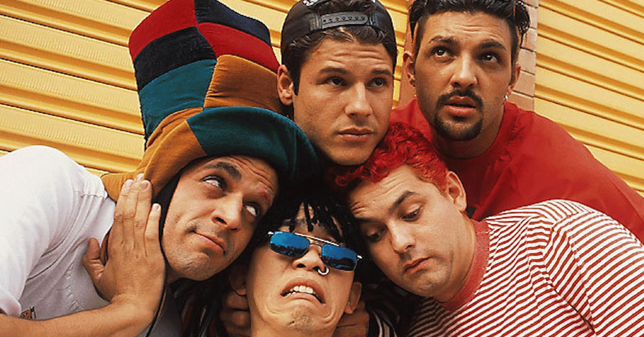 Os Mamonas Assassinas no auge do sucesso da banda na década de 1990.