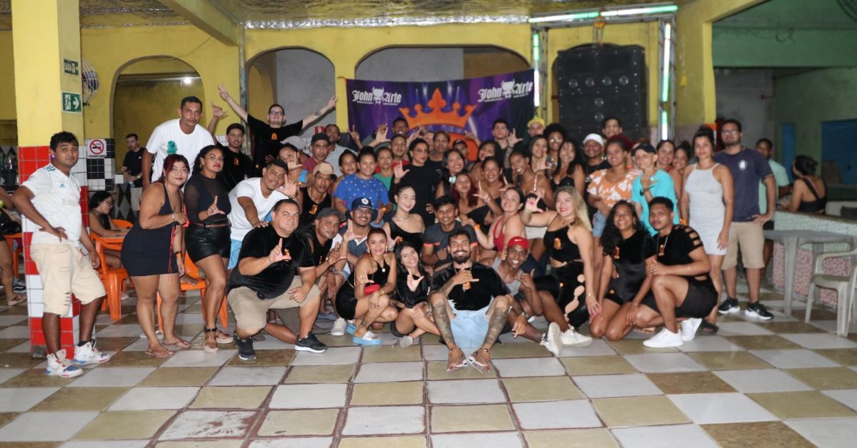 Integrantes do fã clube The Legendários reunidos com participantes após ensaio de brega.