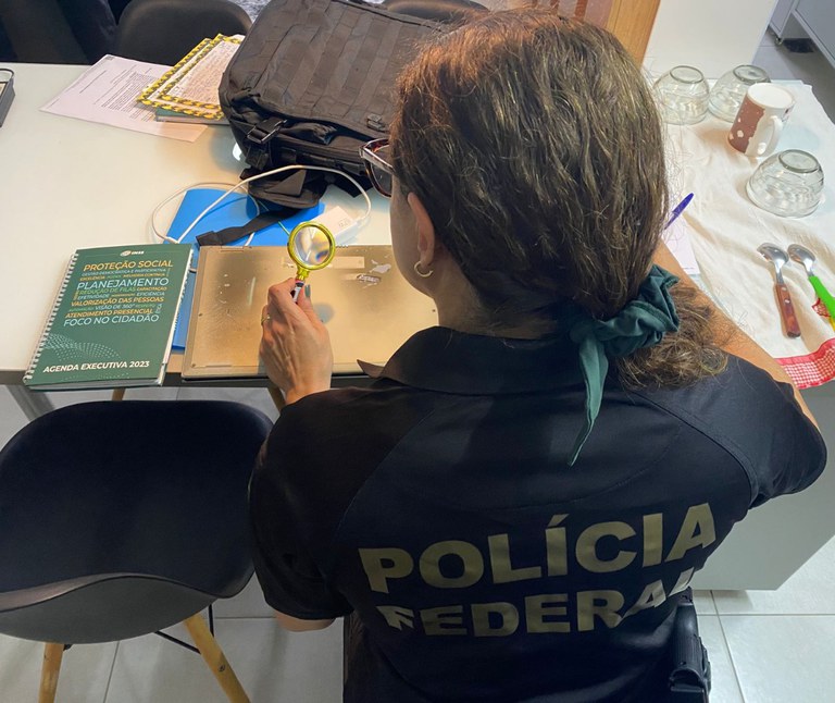 Estão sendo cumpridos cinco mandados de prisão temporária e 16 mandados de busca e apreensão, expedidos pela Justiça Federal de Brasília.