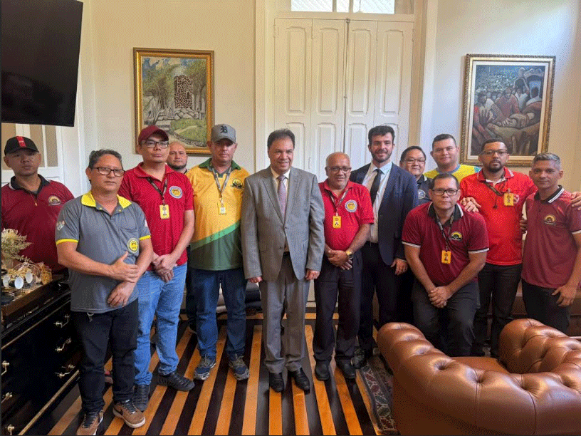 O presidente da Alepa, deputado Chicão (MDB), e o deputado Fábio Figueiras (PSB) ao lado da comitiva de trabalhadores do transporte alternativo.