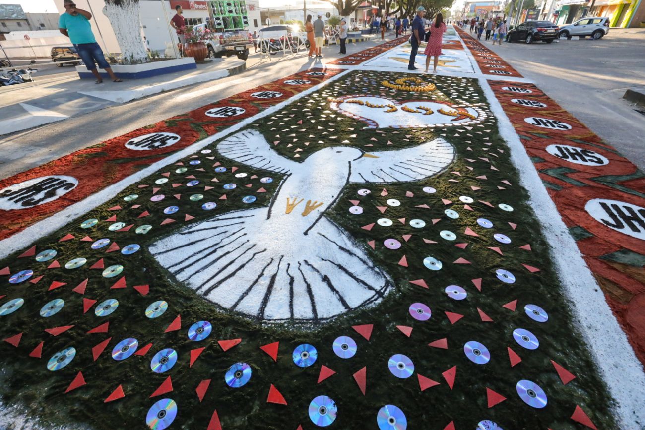 A celebração de Corpus Christi é caracterizada pela elaboração do tapete, em areia e serraria, em homenagem ao corpo e sangue de Cristo.