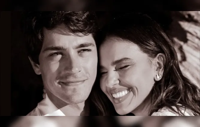 Mariana Rios posa abraçada com o namorado, Juca, após anunciar a gravidez do primeiro filho.
